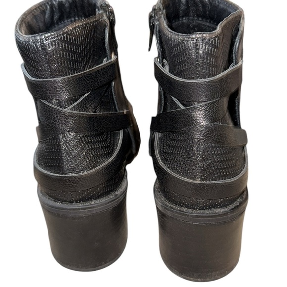 𝐁𝐔𝐘 𝐍𝐎𝐖-BARETRAPS BLACK HENSLEY ANKLE BOOTS - Picture 5 of 6